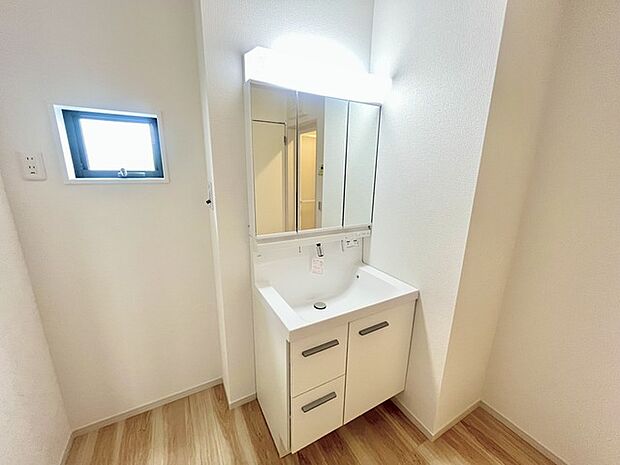 使い勝手の良い洗面台、窓があることで換気もしやすく清潔感のある空間を保てます。