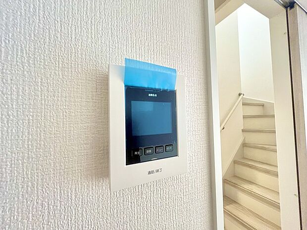 録画機能もあり、どのような人が何時に来訪されたのかが分かります。防犯上はもちろん、お届け物などの把握にも便利です。ライトが付いているので、夜間でも安心です。  