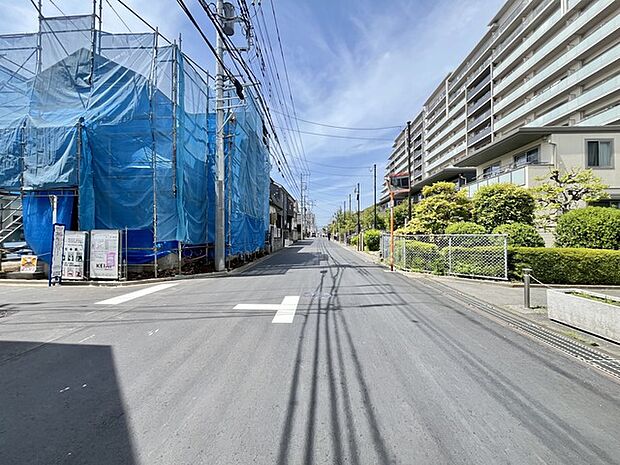 6m幅員の道路に面しておりお車の運転が苦手な方でも安心して出入りいただけます。