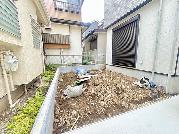 戸建てならではのお庭スペース。BBQやガーデニング、お子様のプールなど、、、、様々な楽しみ方ができるプライベート空間。ご家族皆さままで思いっきりお楽しみください。 