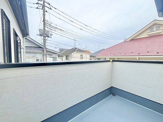 南側のお部屋から出入りできる、奥行きのあるワイドバルコニー。心地よい陽射しと暖かな風を楽しむことが出来ます。 