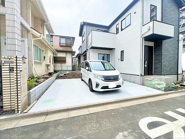 前面道路は広く、駐車がしやすいです。駐車スペース2台分ございます。