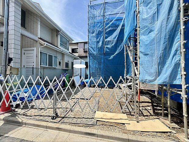 セカンドカーや来客時にも便利なカースペース2台分ございます。