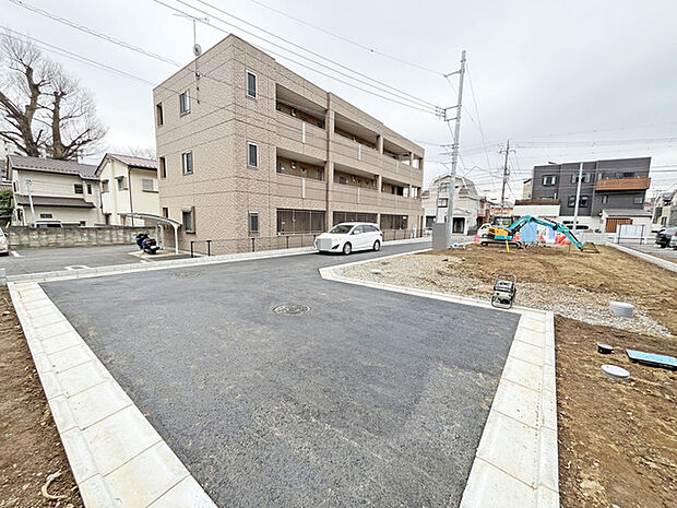 穏やかな空の下、整然と広がる敷地は、日々の暮らしに落ち着きとゆとりをもたらしてくれるような、静かで温かな雰囲気に包まれています