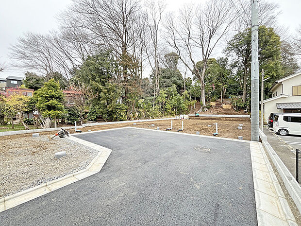 緑豊かな森に抱かれた、静かで落ち着いた雰囲気の邸宅。自然の息吹を感じながら、ゆったりとした暮らしを育める場所