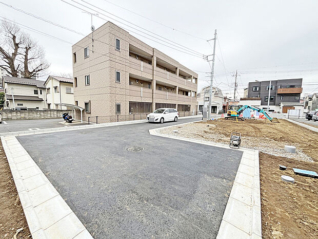 周囲の静けさと、建物から感じられる落ち着いた雰囲気が、穏やかな日常を予感させます