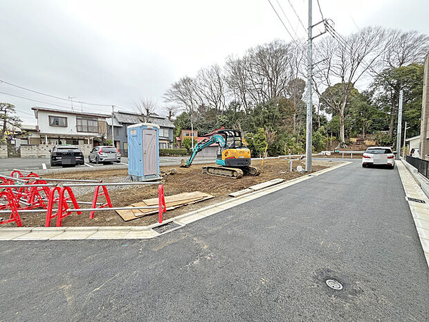 整然とした区画整理が進む、穏やかな住宅街の風景。日々の暮らしに心地よい静けさが漂い、豊かな自然の緑に包まれた、心安らぐ住まいが実現できることでしょう