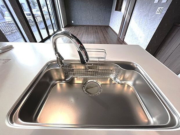 タッチレスの水栓が付いた人工大理石の天板