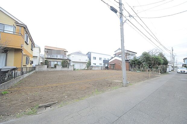 戸建てが立ち並ぶ静かな住宅街。四季折々の移り変わりを感じながら自然と楽しみ、暮らす、そんな毎日を日々の中で感じられる住環境 