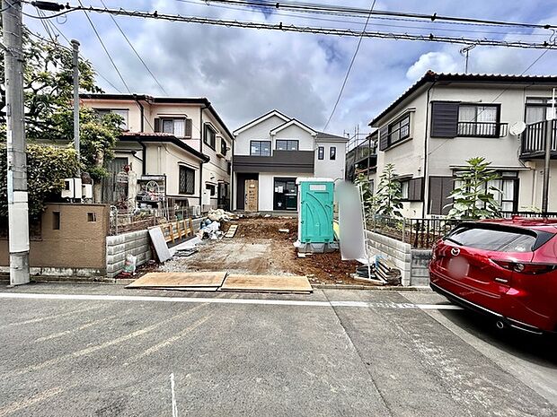 南道路に面しており日中もたくさんの陽が入ります。風通りや周辺環境など実際に現地にてご確認ください。 