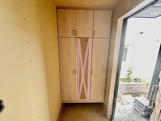 明るく開放的な玄関、靴の脱ぎ履きもしやすく、収納も豊富でご家族皆様の靴をスッキリ収納できます。