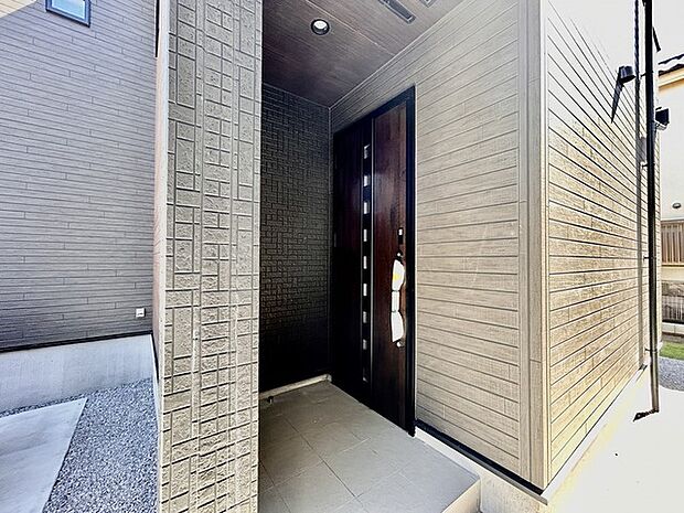 玄関はおうちの顔とも呼ばれる重要な場所!明るくスッキリと見える空間で住まう人を見送り、出迎えてくれます。