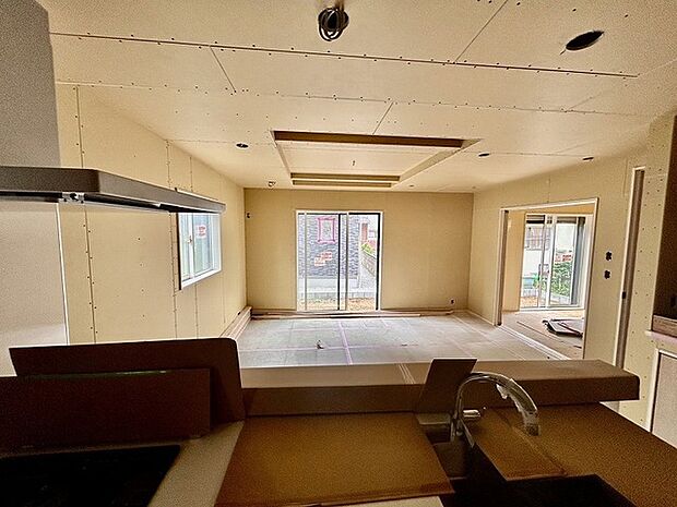 家族が一番集まる場所だから広々としつつも素敵な空間であって欲しい。皆がくつろぐリビングからキッチンまでが一つに繋がる空間。