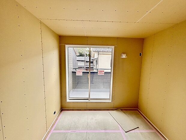 衣類の整理整頓に嬉しいクローゼット付きのお部屋。お子様のお部屋としても便利です。