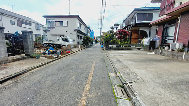 前面道路は通り抜けができないため、交通量が少なく静かな住環境です。 