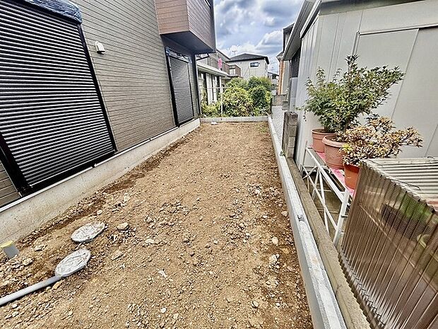 戸建てならではのお庭スペース。BBQやガーデニング、お子様のプールなど、、、、様々な楽しみ方ができるプライベート空間。ご家族皆さままで思いっきりお楽しみください。