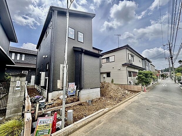 戸建てが立ち並ぶ静かな住宅街。四季折々の移り変わりを感じながら自然と楽しみ、暮らす、そんな毎日を日々の中で感じられる住環境