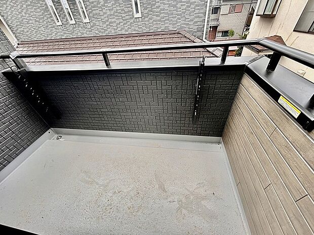 南側のお部屋から出入りできる、奥行きのあるワイドバルコニー。心地よい陽射しと暖かな風を楽しむことが出来ます。