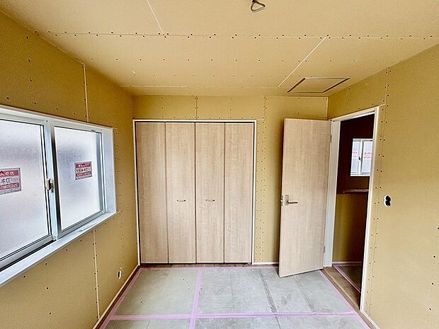 今からここを誰のお部屋にしようか、そんな洋室。大きさは5.25帖です。