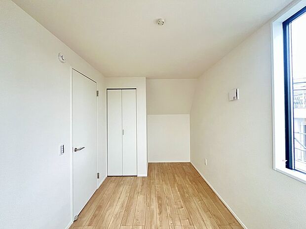 窓から眺める風景は一日の疲れを癒すヒーリングを奏でる、心地の良い時間を演出してくれます。室内も重要ですが、周りの環境もマイホーム選びの大事なポイント
