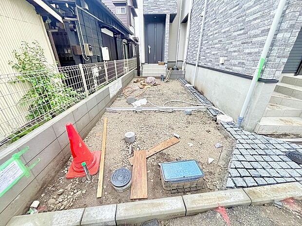 カースペースは1台駐車できます。車庫の出し入れのしやすさなど、実際に現地にてご確認ください。