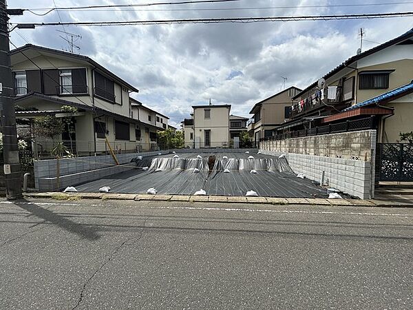 静かな住宅街に佇む、これから始まる新しい暮らしへの期待を予感させる穏やかな佇まい