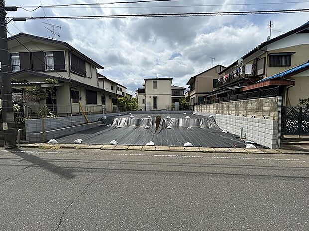 静かな住宅街に佇む、これから始まる新しい暮らしへの期待を予感させる穏やかな佇まい 