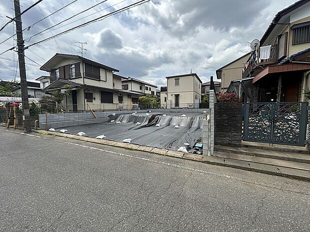 セカンドカーや来客時にも便利なカースペース3台分ございます。