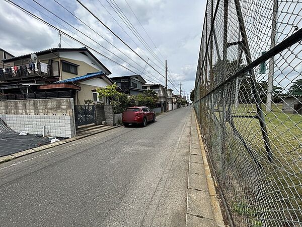 6.4m幅員の道路に面しておりお車の運転が苦手な方でも安心して出入りいただけます。