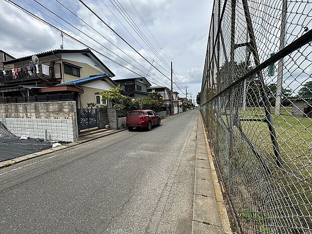 6.4m幅員の道路に面しておりお車の運転が苦手な方でも安心して出入りいただけます。 