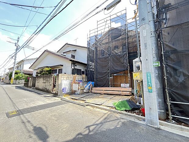 戸建てが立ち並ぶ静かな住宅街。四季折々の移り変わりを感じながら自然と楽しみ、暮らす、そんな毎日を日々の中で感じられる住環境 