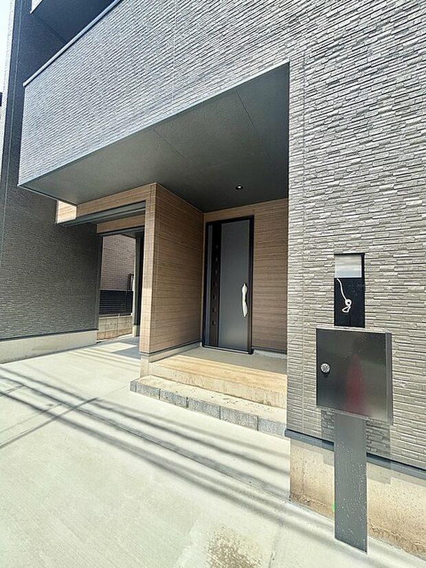 玄関はおうちの顔とも呼ばれる重要な場所！明るくスッキリと見える空間で住まう人を見送り、出迎えてくれます。 