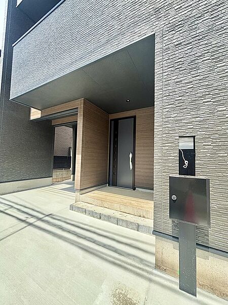 玄関はおうちの顔とも呼ばれる重要な場所！明るくスッキリと見える空間で住まう人を見送り、出迎えてくれます。
