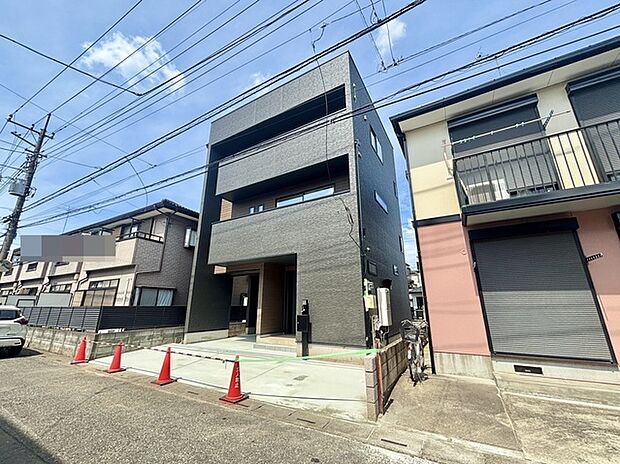 セカンドカーや来客時にも便利なカースペース2台分ございます。