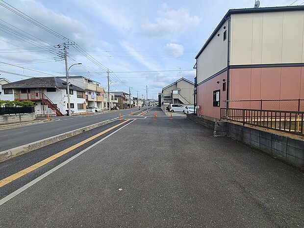 北側の広い歩道