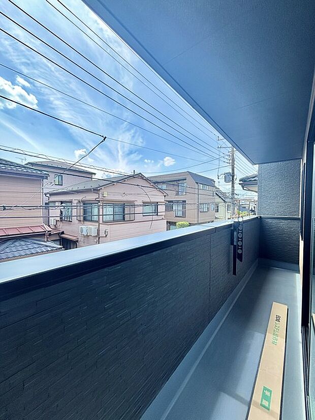 陽ざしが差込む明るいバルコニー。奥行きのあるバルコニーはお洗濯時に助かります。 