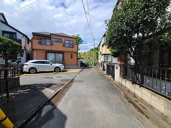戸建てが立ち並ぶ静かな住宅街。四季折々の移り変わりを感じながら自然と楽しみ、暮らす、そんな毎日を日々の中で感じられる住環境