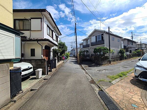戸建てが立ち並ぶ静かな住宅街。四季折々の移り変わりを感じながら自然と楽しみ、暮らす、そんな毎日を日々の中で感じられる住環境