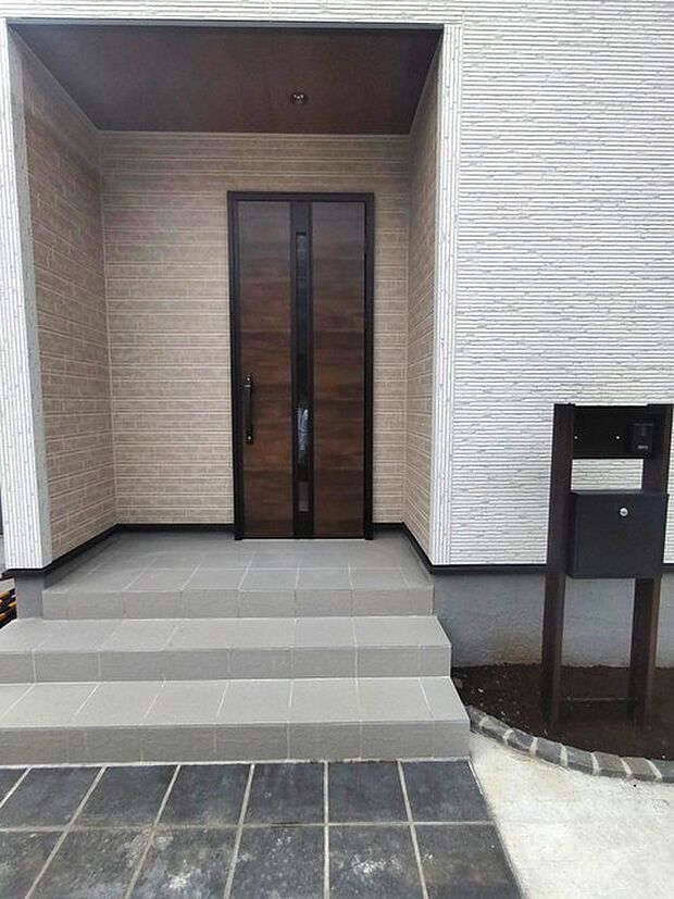 玄関はおうちの顔とも呼ばれる重要な場所!明るくスッキリと見える空間で住まう人を見送り、出迎えてくれます。