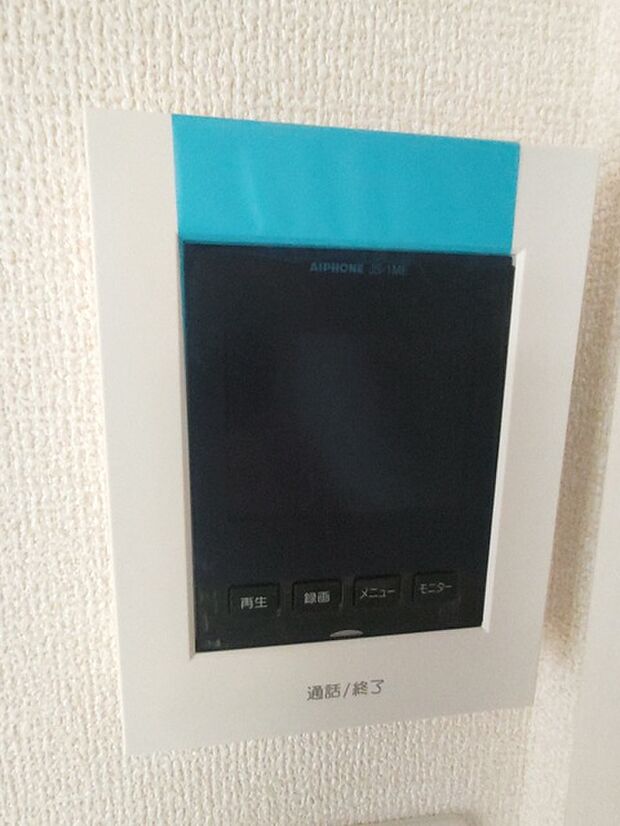 録画機能もあり、どのような人が何時に来訪されたのかが分かります。防犯上はもちろん、お届け物などの把握にも便利です。ライトが付いているので、夜間でも安心です。