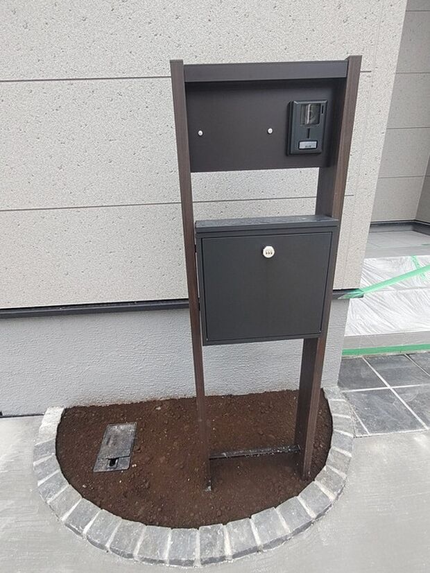 録画機能もあり、どのような人が何時に来訪されたのかが分かります。防犯上はもちろん、お届け物などの把握にも便利です。ライトが付いているので、夜間でも安心です。