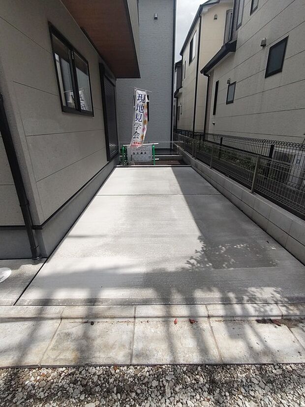 セカンドカーや来客時にも便利なカースペース2台分ございます。 