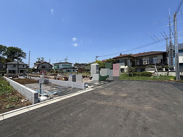 6m幅員の道路に面しておりお車の運転が苦手な方でも安心して出入りいただけます。 