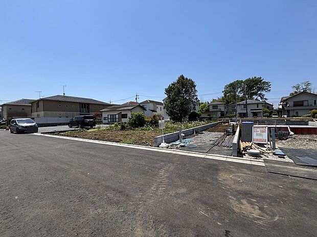 通りから入ったプライベート空間で落ち着いた雰囲気でお住いになる。敷地部分でお子様の遊ぶスペースや駐車スペースに活用できます。 