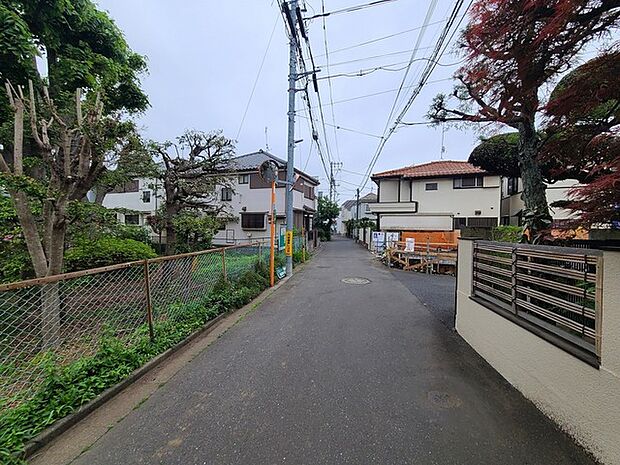 戸建てが立ち並ぶ静かな住宅街。四季折々の移り変わりを感じながら自然と楽しみ、暮らす、そんな毎日を日々の中で感じられる住環境 