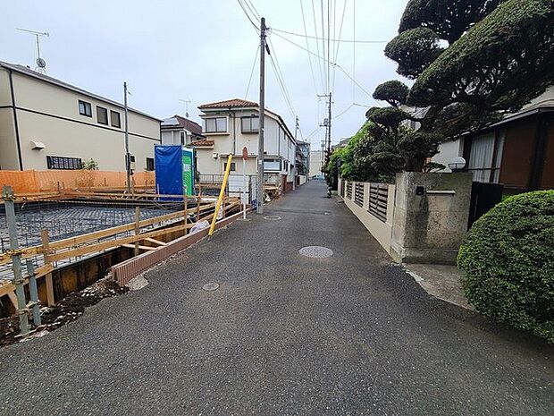 戸建てが立ち並ぶ静かな住宅街。四季折々の移り変わりを感じながら自然と楽しみ、暮らす、そんな毎日を日々の中で感じられる住環境 