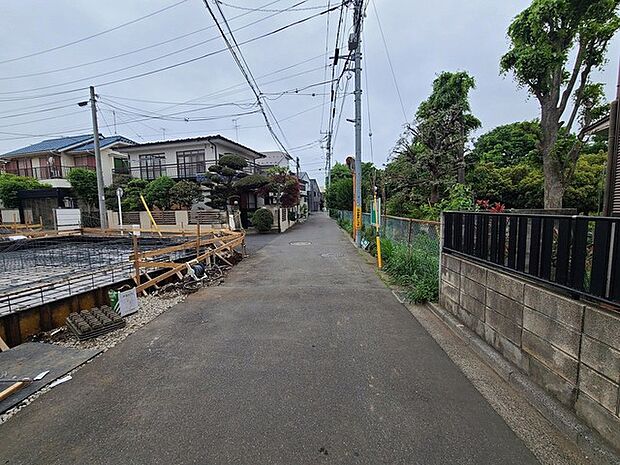 戸建てが立ち並ぶ静かな住宅街。四季折々の移り変わりを感じながら自然と楽しみ、暮らす、そんな毎日を日々の中で感じられる住環境 