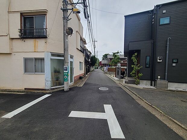 戸建てが立ち並ぶ静かな住宅街。四季折々の移り変わりを感じながら自然と楽しみ、暮らす、そんな毎日を日々の中で感じられる住環境 