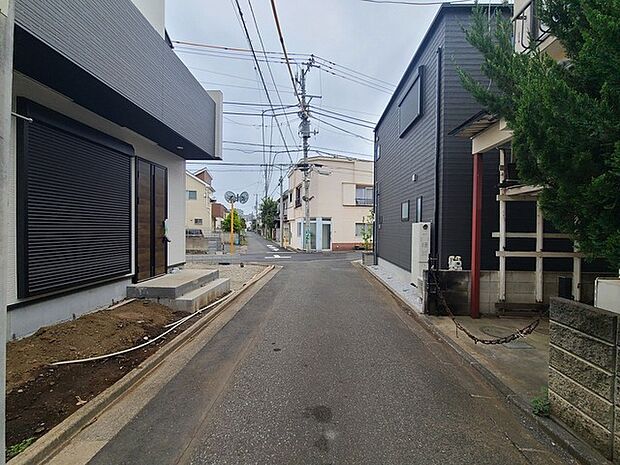 戸建てが立ち並ぶ静かな住宅街。四季折々の移り変わりを感じながら自然と楽しみ、暮らす、そんな毎日を日々の中で感じられる住環境 