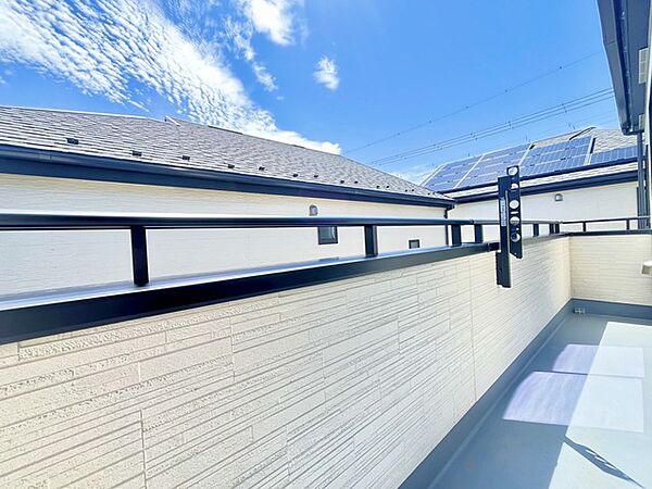 南側のお部屋から出入りできる、奥行きのあるワイドバルコニー。心地よい陽射しと暖かな風を楽しむことが出来ます。
